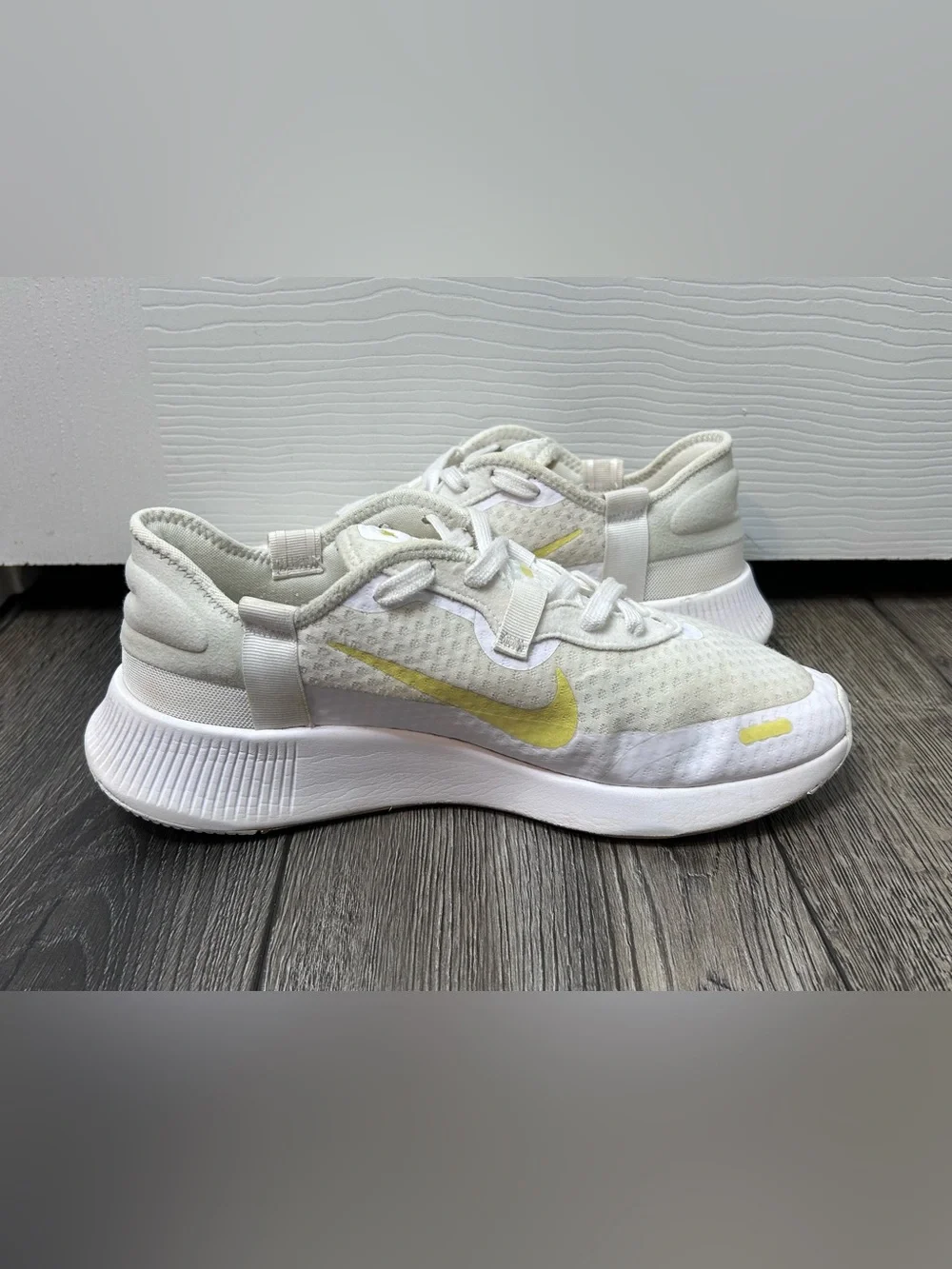 Nike In-Season TR 11 Training Shoes Cream Yellow Sneakers Women’s 10